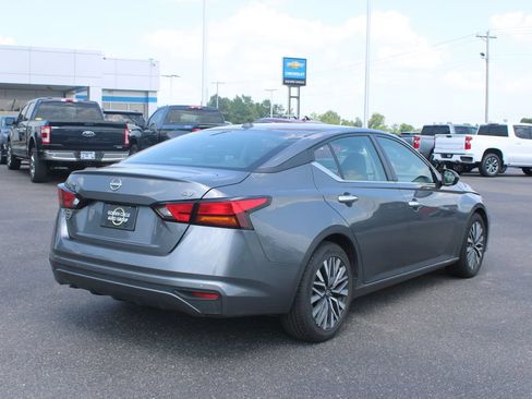 Used 2024 Nissan Altima 2.5 SV FWD image 9