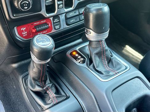 Used 2021 Jeep Gladiator Rubicon AWD/4WD image 13