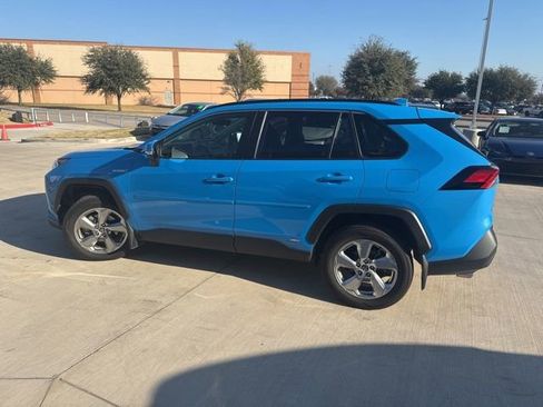 Used 2021 Toyota RAV4 XLE Premium image 6