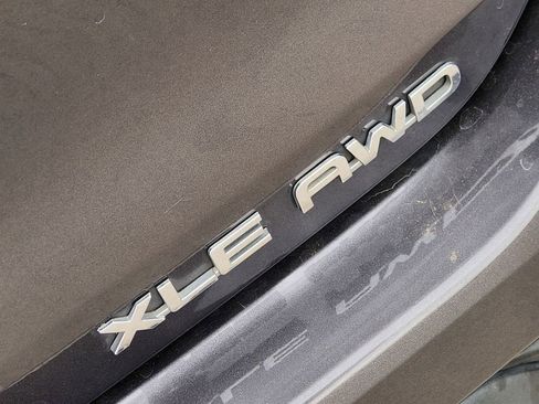 Used 2023 Toyota Highlander XLE AWD/4WD image 12