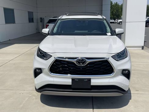Used 2024 Toyota Highlander Platinum FWD image 3