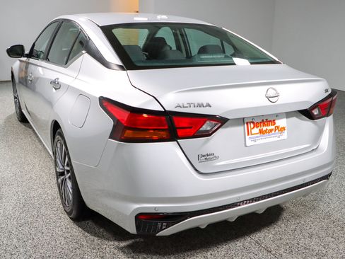 Used 2024 Nissan Altima 2.5 SV FWD image 9