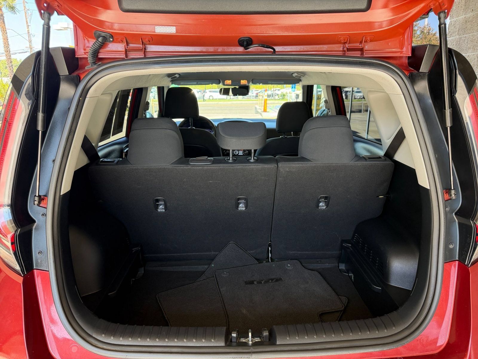 Used 2025 Kia Soul LX w/ LX Technology Package FWD image 28