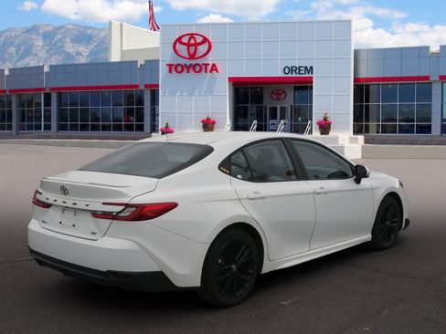 Used 2025 Toyota Camry SE image 5