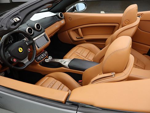 Used 2011 Ferrari California image 40