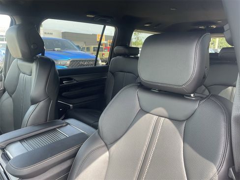 New 2025 Jeep Wagoneer L Base image 5