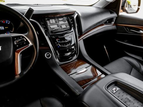 Used 2017 Cadillac Escalade Luxury image 27