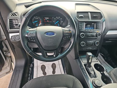 Used 2017 Ford Explorer XLT image 19