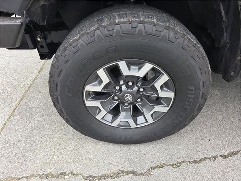 Used 2018 Toyota Tacoma TRD Off-Road w/ Technology Package image 11