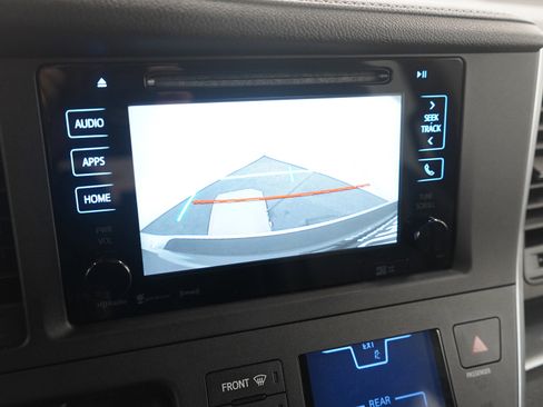 Used 2016 Toyota Sienna SE Premium image 30