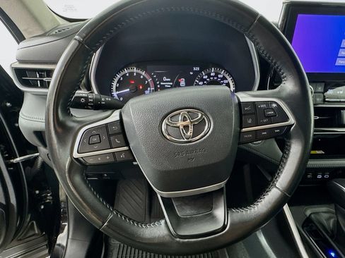 Used 2023 Toyota Highlander XLE AWD/4WD image 11