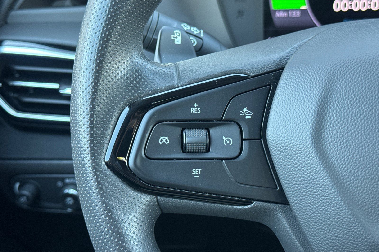 Used 2023 Chevrolet Bolt EUV LT FWD image 35