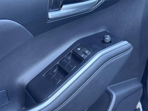 Used 2023 Toyota Highlander XLE image 26