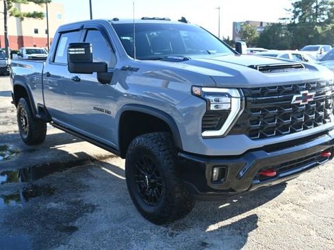 Used 2024 Chevrolet Silverado 2500 ZR2 w/ Technology Package image 7