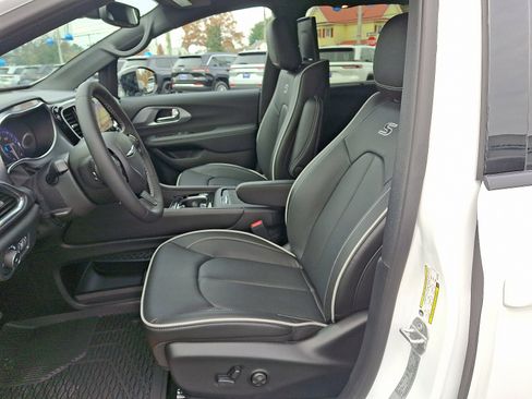 New 2026 Chrysler Pacifica Limited w/ Uconnect Theater Family Group image 13