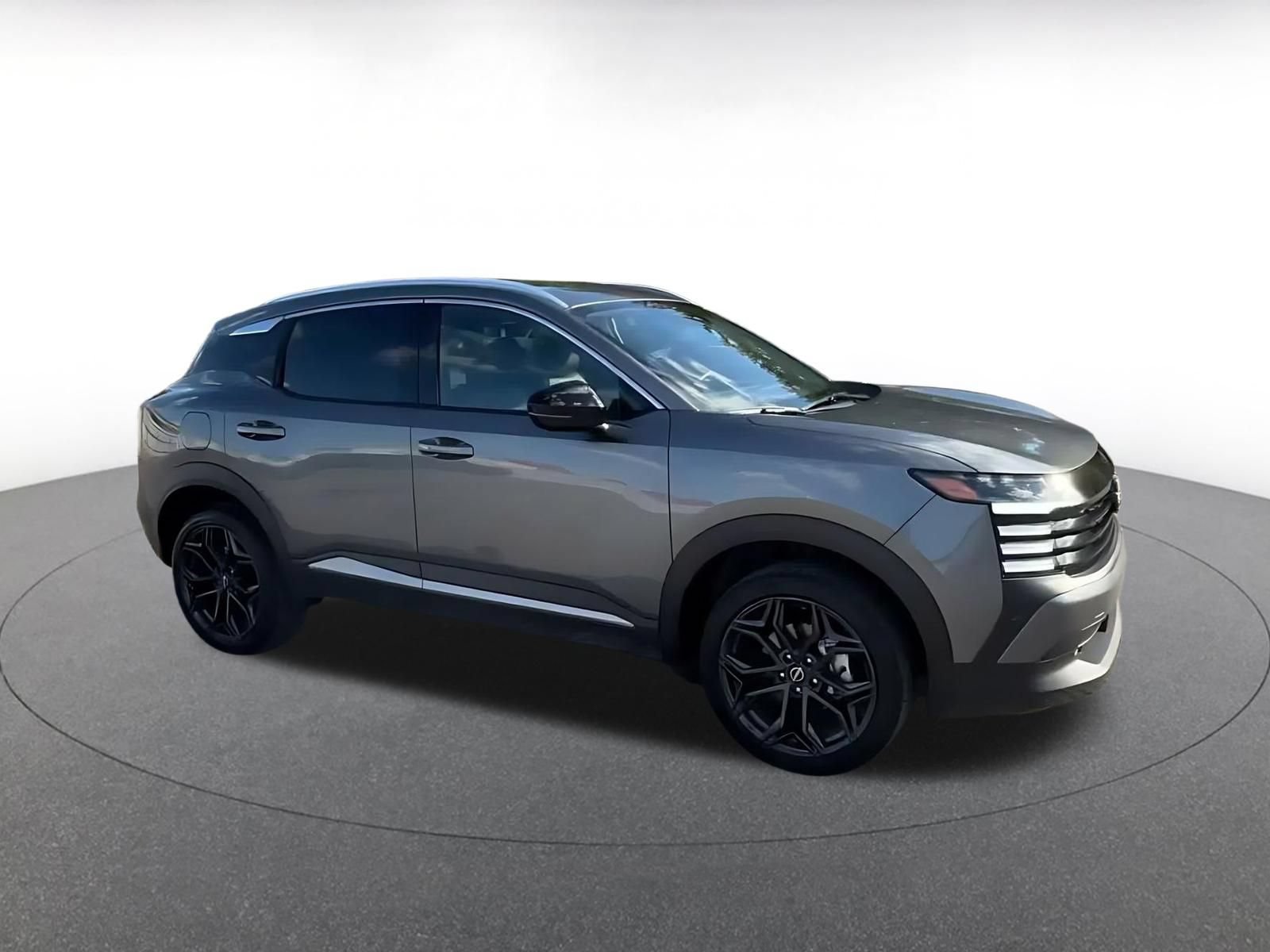 Used 2026 Nissan Kicks SR FWD image 2