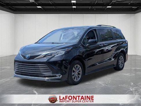 Certified 2023 Toyota Sienna XLE FWD image 1