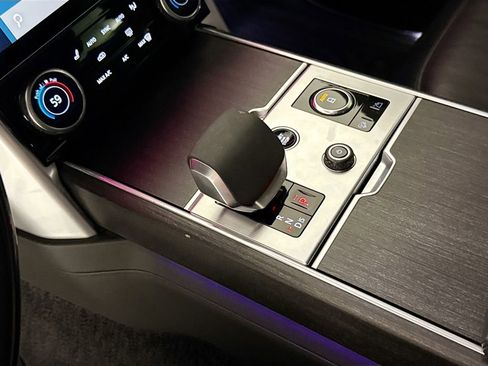 Used 2023 Land Rover Range Rover Long Wheelbase SE image 17