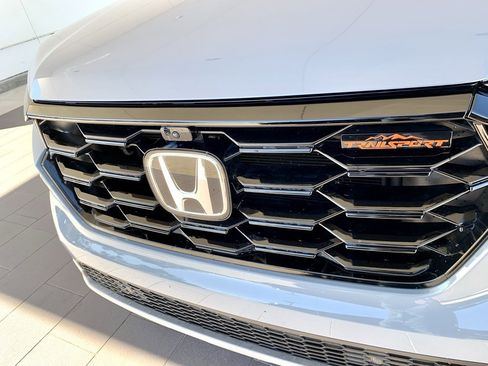 Used 2025 Honda Pilot TrailSport image 2
