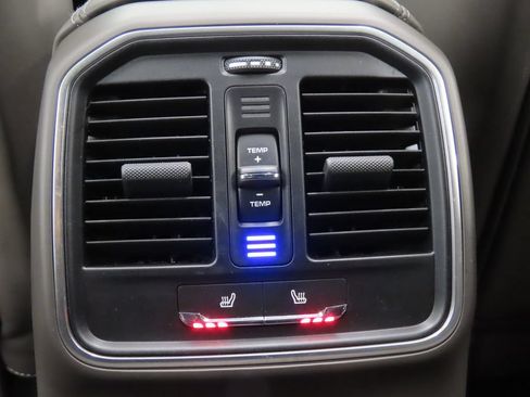 Certified 2024 Porsche Macan AWD/4WD image 34