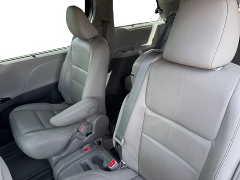 Used 2017 Toyota Sienna XLE Premium image 16