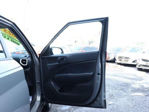 Used 2023 Hyundai Venue Limited image 11