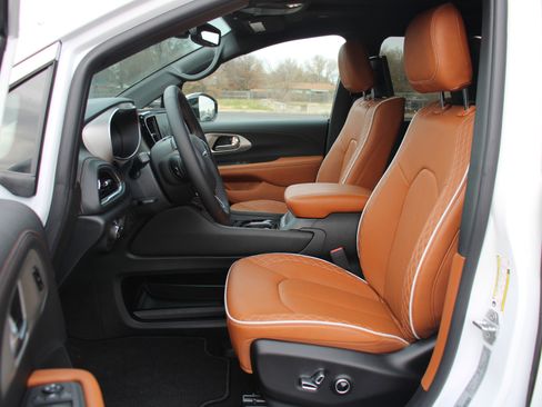 New 2026 Chrysler Pacifica Pinnacle image 3