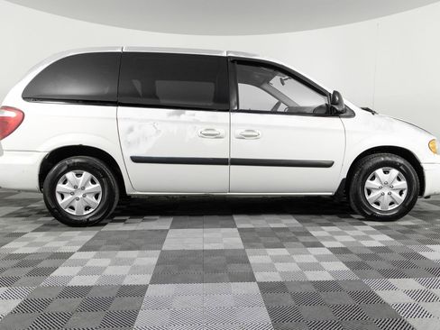 Used 2006 Chrysler Town & Country LX image 9