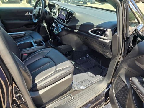 Used 2025 Chrysler Pacifica Select FWD image 30