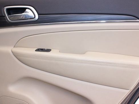 Used 2019 Jeep Grand Cherokee Limited image 13