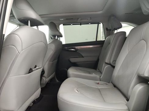 Used 2023 Toyota Highlander Platinum image 11