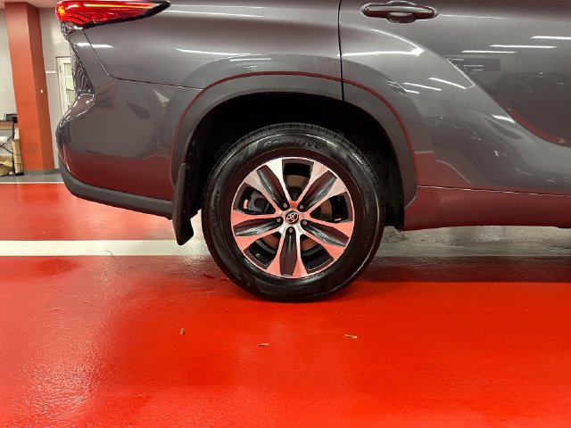 Used 2022 Toyota Highlander XLE AWD/4WD image 30