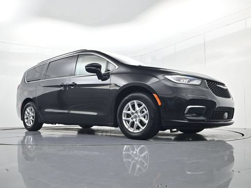 Used 2022 Chrysler Pacifica Touring-L FWD image 46