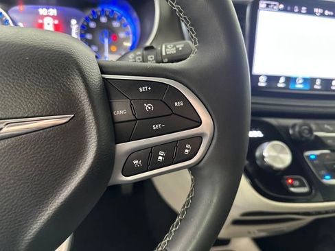 Used 2023 Chrysler Pacifica Touring-L image 16