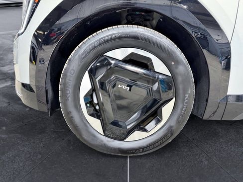 Used 2024 Kia EV9 Land image 34