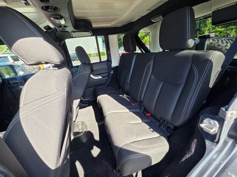 Used 2016 Jeep Wrangler Unlimited Rubicon w/ Connectivity Group AWD/4WD image 19