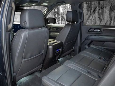 Used 2025 Chevrolet Suburban Z71 image 9