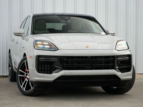 Used 2024 Porsche Cayenne Turbo image 4