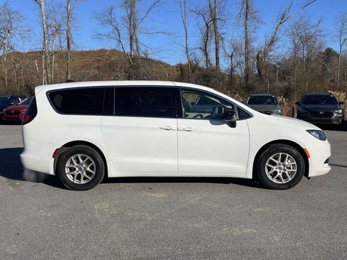 Used 2024 Chrysler Voyager LX image 29