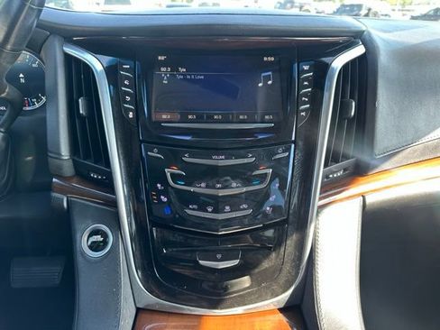 Used 2018 Cadillac Escalade Luxury AWD/4WD image 13