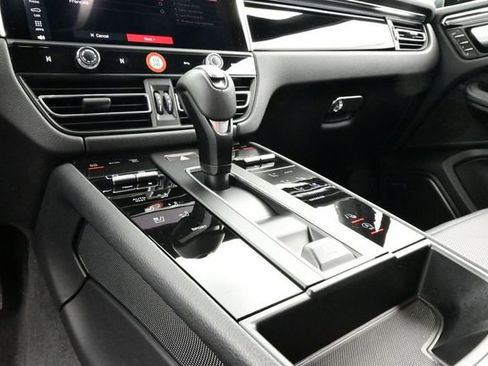 Certified 2025 Porsche Macan AWD/4WD image 11