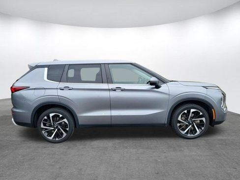 Used 2024 Mitsubishi Outlander SE FWD image 2