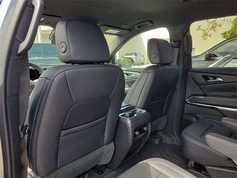 Used 2025 Chevrolet Traverse LT image 10