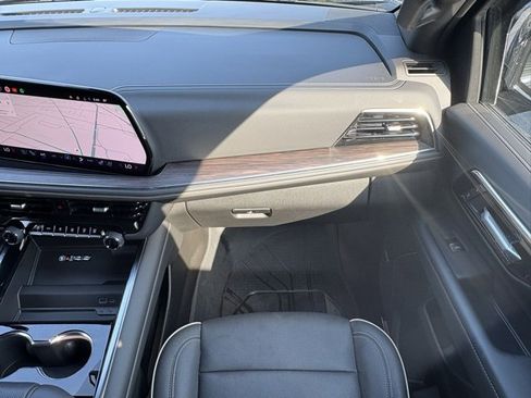 Certified 2025 Chevrolet Suburban Premier image 22