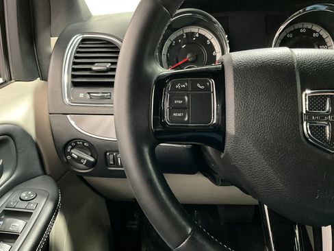 Used 2019 Dodge Grand Caravan SXT image 18