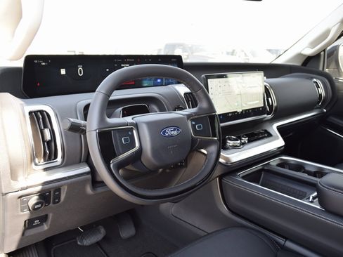 New 2025 Ford Expedition Platinum w/ Driver's Package image 17