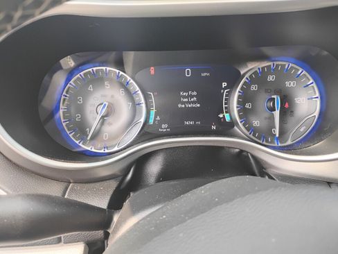 Used 2023 Chrysler Pacifica Touring-L FWD image 17