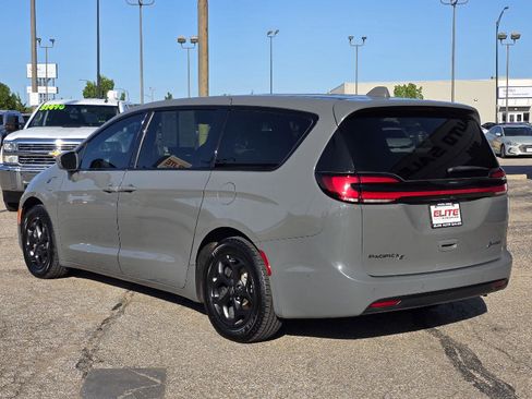 Used 2022 Chrysler Pacifica Touring-L w/ Uconnect Theater Family Group FWD image 7
