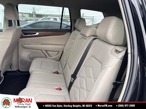 Used 2024 Volkswagen Atlas SE w/ Black Wheel Package AWD/4WD image 11