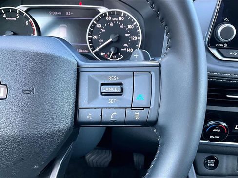 Used 2025 Nissan Rogue SV w/ SV Premium Package FWD image 23